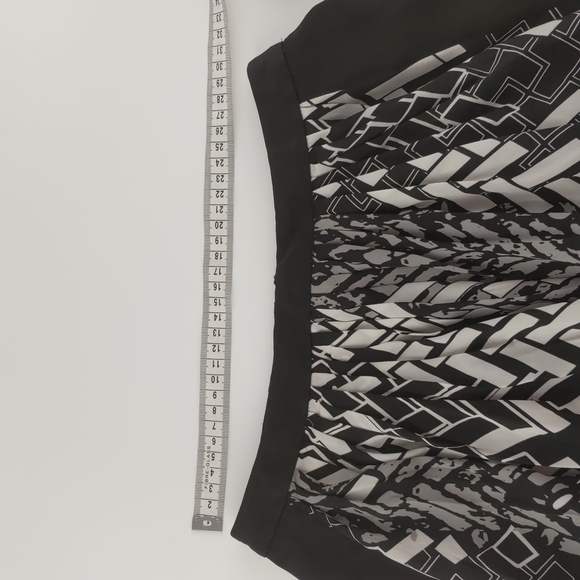 Bardot Women's Skirt Size 6 Black White Geometric Pattern Flare Zip-up Back - Picture 8 of 9